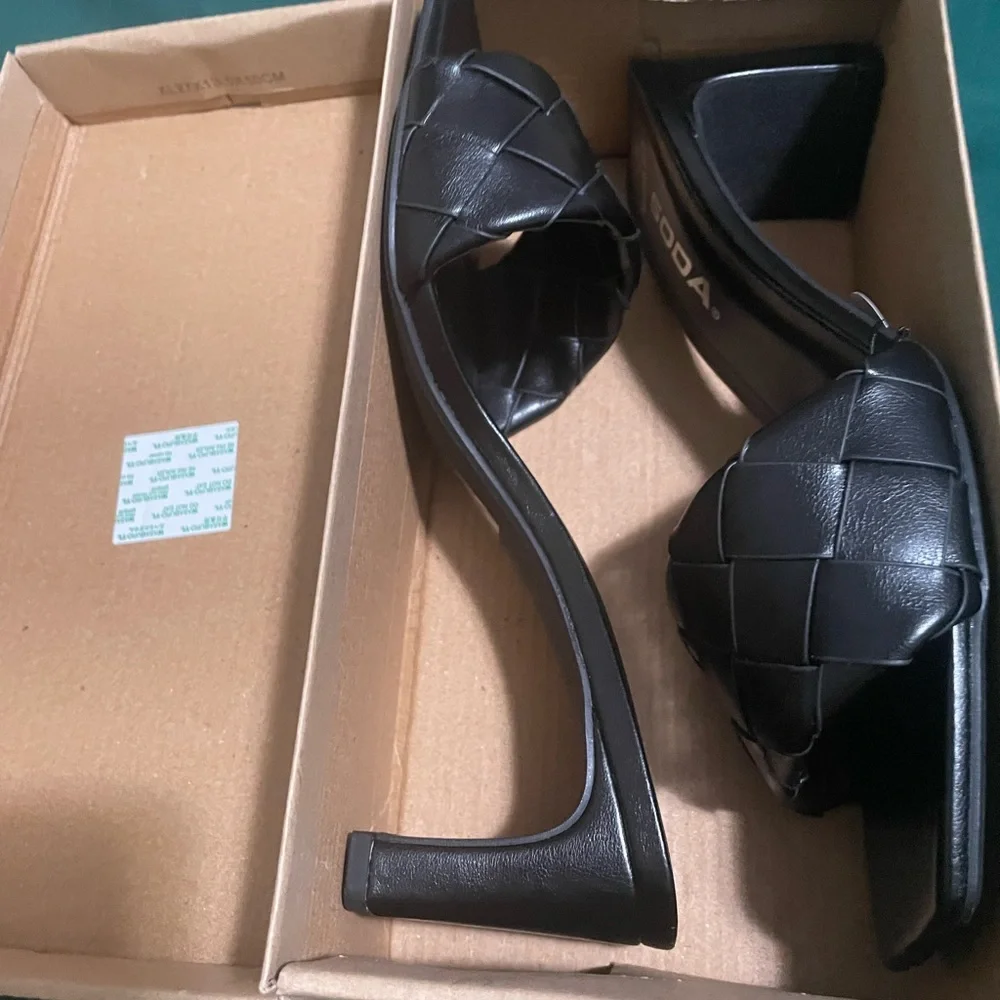 🖤 BLACK HEELS 🖤 - Picture 3 of 9